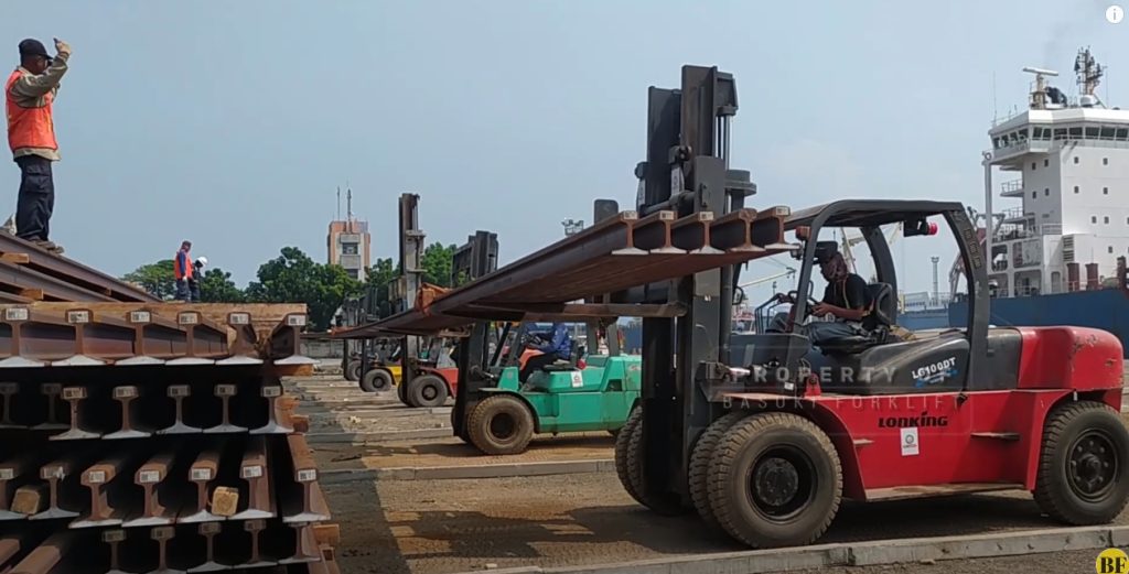 Mengapa Rental Forklift Lebih Efisien untuk Bisnis di Lampung? 2 Keuntungan rental forklift Lampung lebih efisien untuk bisnis dan proyek