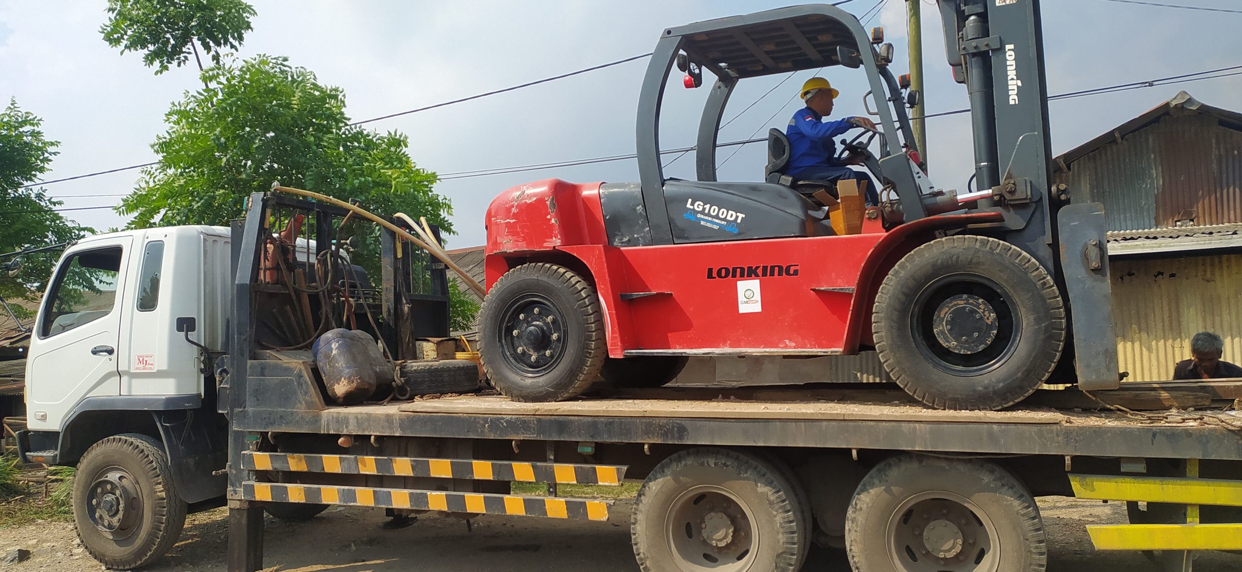Dunia Sewa Forklift Lampung: Solusi Lengkap untuk Industri dan Proyek Modern 1 Operator forklift profesional Basuki Forklift Lampung sedang mengoperasikan forklift di area gudang industri Lampung